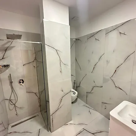 Luxury By Gjyshi Hotel